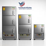 Morg ünitesi ve morg dolabı ihtiyaçlarınız için, projeye özel çözümler sunan Yıldızlar Soğutma, hastane, belediye, üniversite, adli tıp, mezarlıklar ve özel sağlık kuruluşları için profesyonel imalat yapmaktadır. Üretimini yaptığımız 1 kişilik, 2 kişilik ve 3 kişilik morg dolapları, kullanım alanına göre yandan yüklemeli veya baştan yüklemeli olarak tasarlanır. Tüm morg ünitelerimiz; Paslanmaz çelik gövde, Hijyenik ve kolay temizlenebilir iç yapı, Enerji tasarruflu soğutma sistemi, Sessiz ve verimli çalışma prensibi özellikleriyle uzun ömürlü ve güvenilirdir. Morg alanları için olmazsa olmaz olan gasil masası, ergonomik tasarım ve yüksek hijyen standardı ile üretilir; su ve atık tahliye sistemleri, paslanmaz yüzey yapısı ve kolay temizlik avantajı sunar. Yıldızlar Soğutma olarak sadece imalat değil, aynı zamanda morg teknik servis, bakım, onarım, tadilat ve yenileme hizmetleri de veriyoruz. Mevcut morg dolaplarınızın kapasitesini artırma, izolasyonunu yenileme, soğutma grubunu değiştirme gibi işlemleri uzman ekibimizle kısa sürede tamamlıyoruz. Özel talepler için klimalı tabut (soğutuculu tabut) üretimi de yaparak cenaze nakil ve bekletme süreçlerinde güvenli sıcaklık kontrolü sağlıyoruz. Tüm ürünlerimizde kalite, güven, zamanında teslimat ve satış sonrası destek prensibini benimsiyoruz. Projelerinize en uygun morg ünitesi ve morg dolabı çözümleri için bizimle iletişime geçebilir, keşif ve fiyat teklifi talep edebilirsiniz.